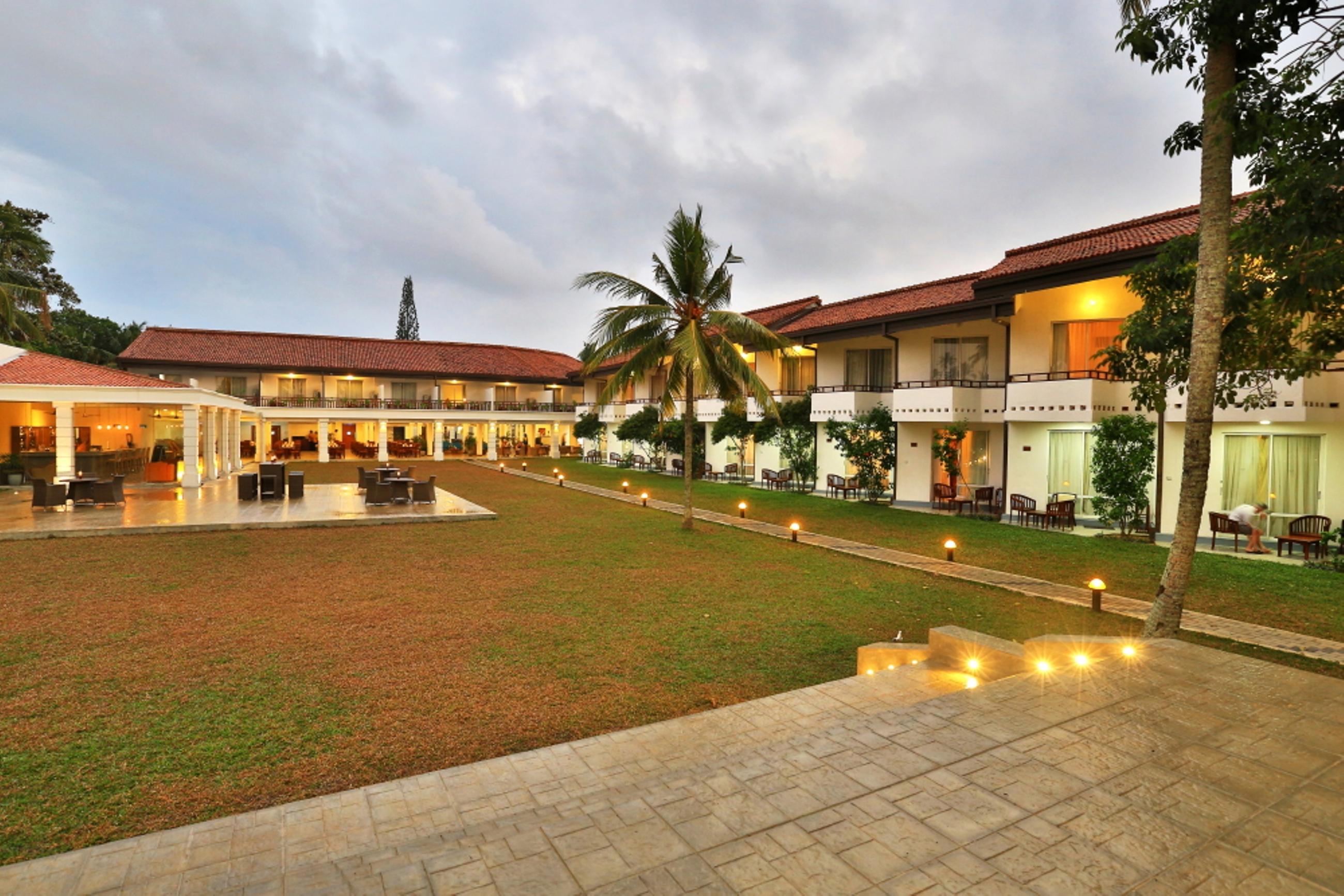 Отель hibiscus beach hotel villas 4. Калутара / Kalutara Hibiscus Beach Hotel. Hibiscus Beach Hotel & Villas 4 **** (Калутара). Отель гибискус Шри Ланка. Шри Ланка Калатура гибискус.