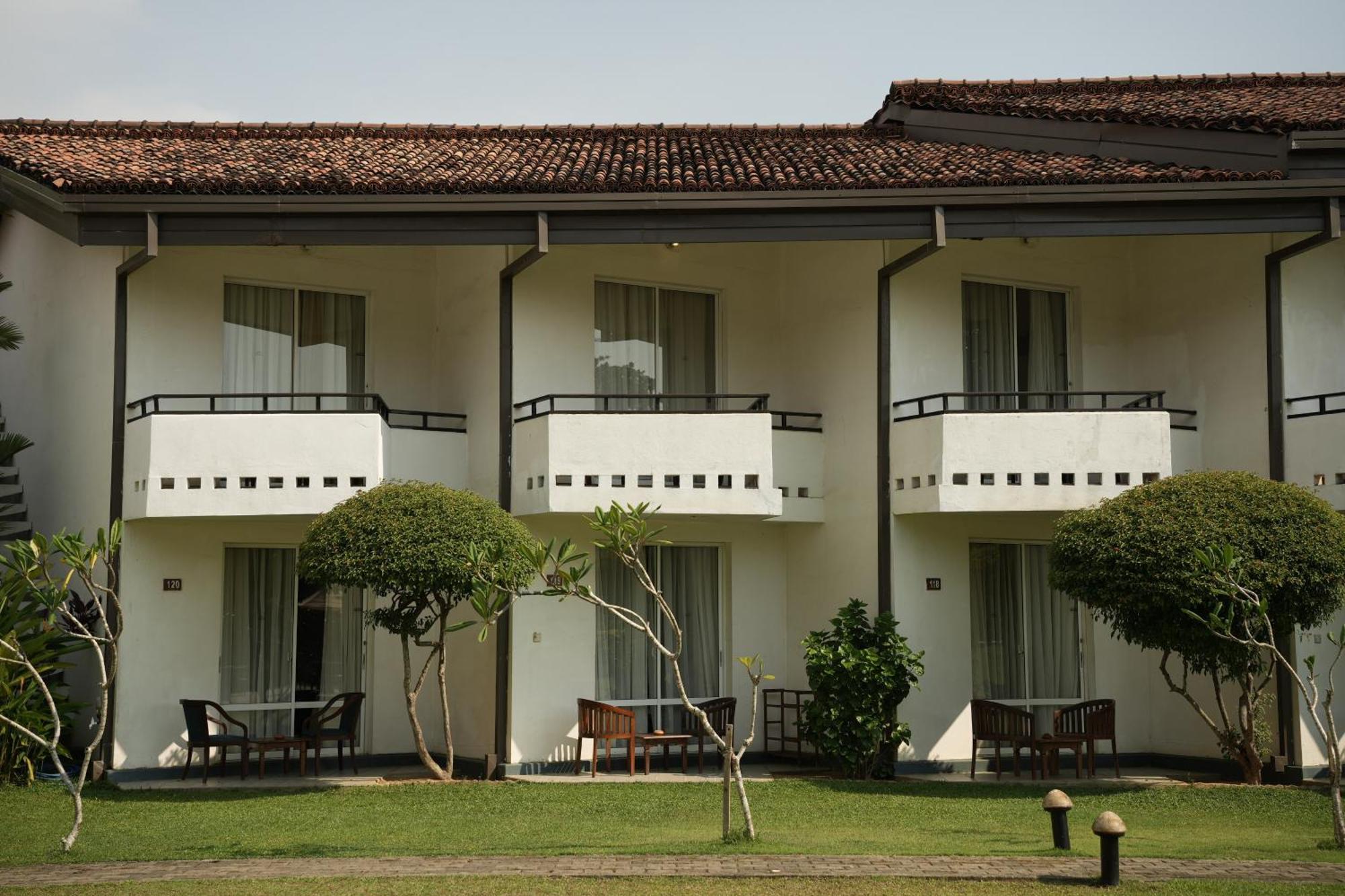 Hibiscus Beach Hotel & Villas Калутара Экстерьер фото