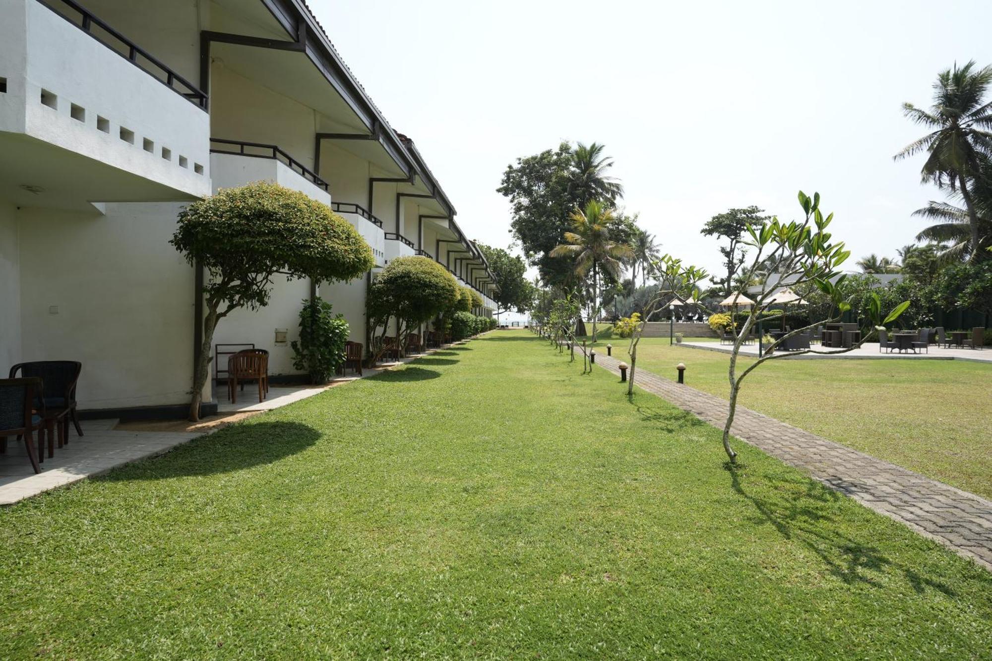Hibiscus Beach Hotel & Villas Калутара Экстерьер фото