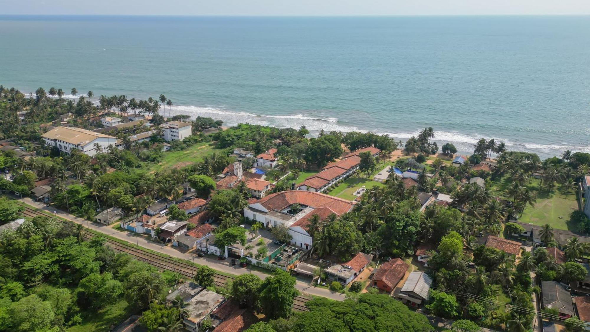 Hibiscus Beach Hotel & Villas Калутара Экстерьер фото