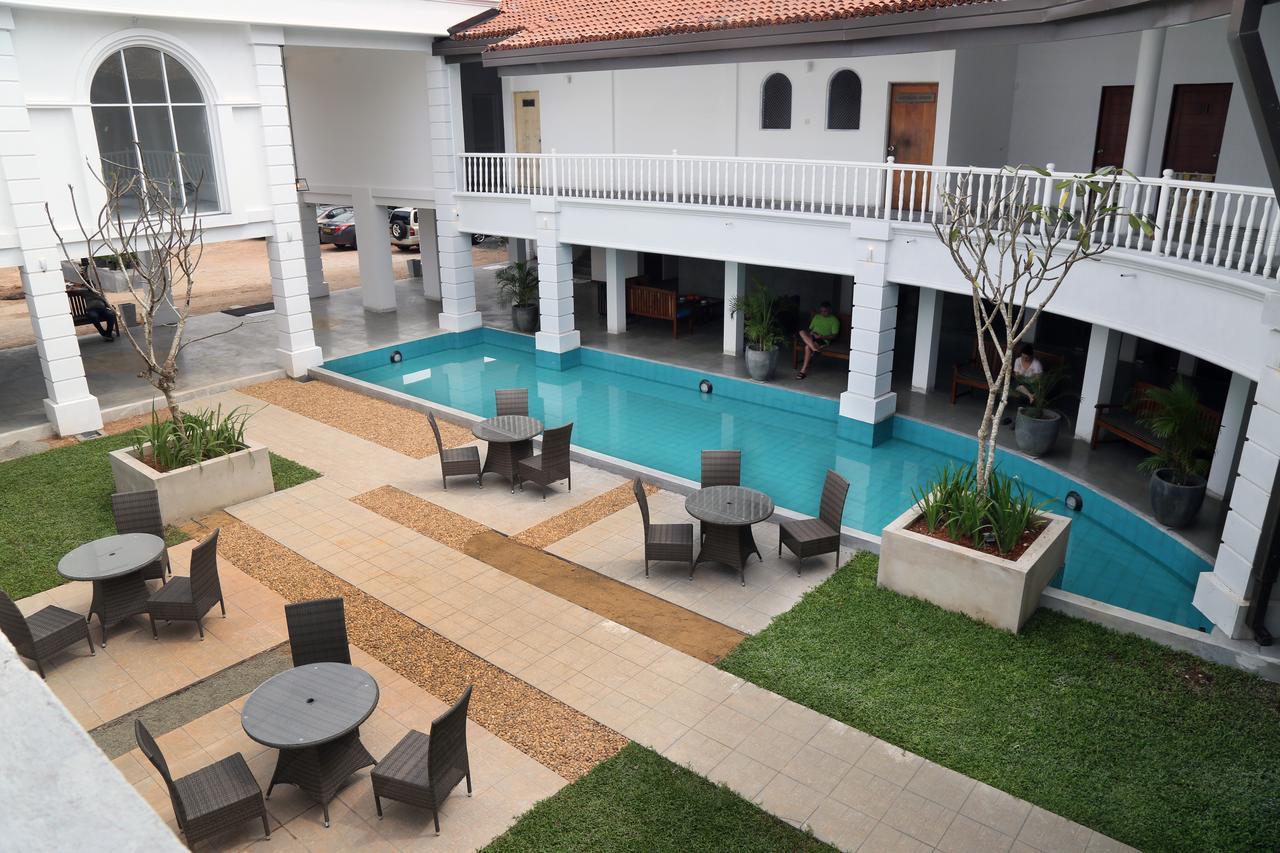 Hibiscus beach hotel villas 4 kalutara. Отель гибискус Шри Ланка. Hibiscus Beach Hotel & Villas 4 **** (Калутара). Шри Ланка Калатура гибискус. Калутара / Kalutara Hibiscus Beach Hotel.